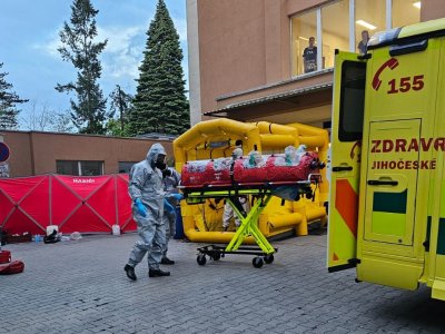 Biohazard tým ZZS JčK převážel pacienta s podezřením na VNN
